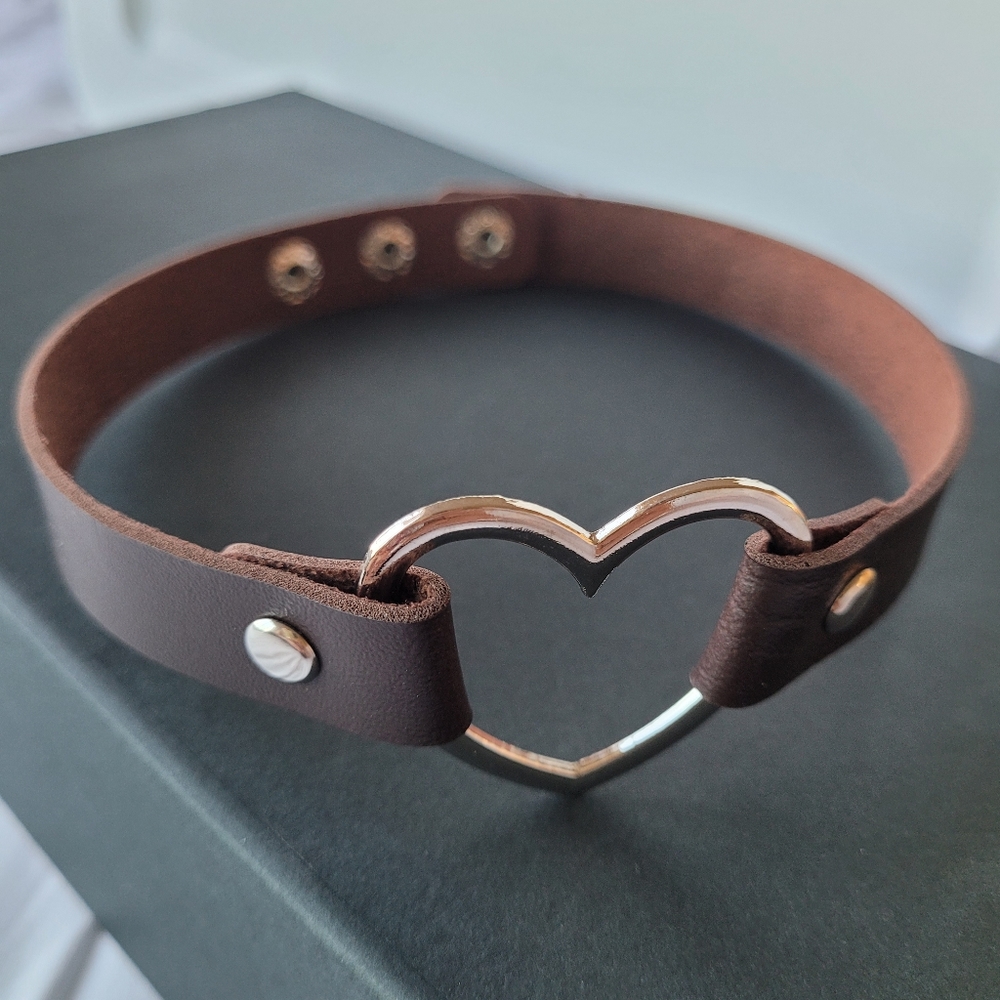 Heart choker necklace brown